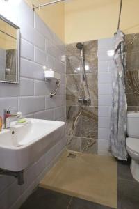 een badkamer met wastafel, douche en toilet bij Tekrour- La case des hotes -Chambre lumineuse proche plage in Mbour