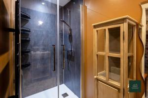 Soligny-les-ÉtangsにあるL'Ecrin de Solignyのガラスドア付きの浴室のシャワー