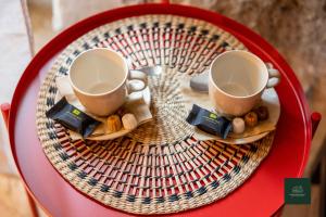 Soligny-les-ÉtangsにあるL'Ecrin de Solignyのテーブル(カップ2杯、クッキー付)