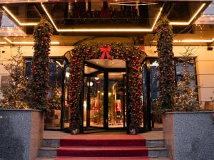 蒂米什瓦拉Mercure Timisoara的一家装饰着圣诞饰品的商店入口