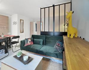 Et opholdsområde på Studio rénové, calme, commerces & RER à 5 min