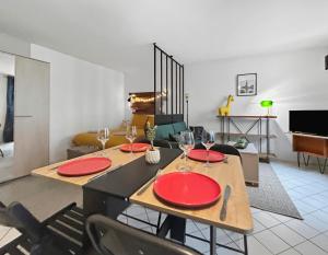 a living room with a table with red plates on it at Studio calme, RER 5mn,Paris en 15mn,commerces 3mn in Nogent-sur-Marne