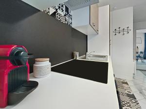 Køkken eller tekøkken på Studio rénové, calme, commerces & RER à 5 min + 21 billeder