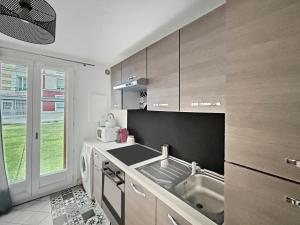 a kitchen with a sink and a sink at Studio calme, RER 5mn,Paris en 15mn,commerces 3mn in Nogent-sur-Marne