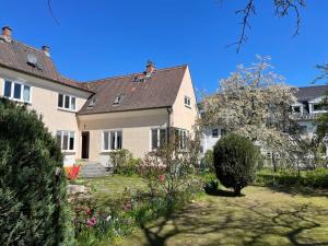 a house with a garden in front of it at Ferienwohnung Lahann in Saalfeld
