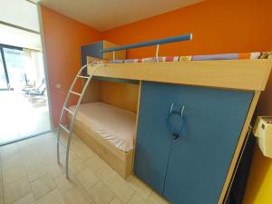 a bunk bed with a ladder in a room at Studio Zeedijk Koksijde in Koksijde