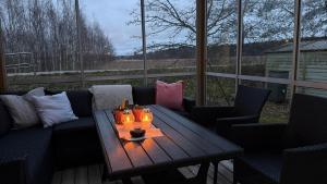 Un lugar para sentarse en Private House with Sauna and Winter Garden