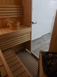 een houten kast met een kom op een plank bij ACQUAMARINA - Home & Relax in Ascoli Satriano