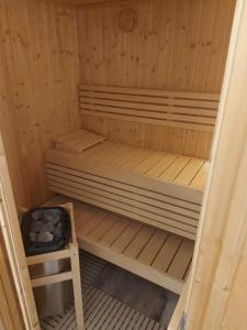 een kleine houten sauna met een kruk erin bij ACQUAMARINA - Home & Relax in Ascoli Satriano