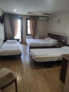Postel nebo postele na pokoji v ubytování Merkez Otel