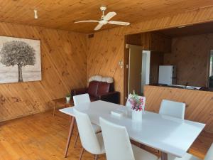 Imagine din galeria proprietății Elegant family home in Croydon near shops and transit 