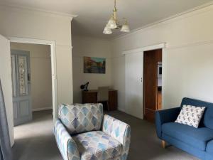 Imagine din galeria proprietății Elegant family home in Croydon near shops and transit 