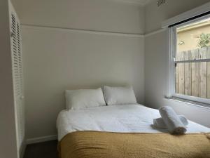 Imagine din galeria proprietății Elegant family home in Croydon near shops and transit 