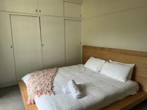 Imagine din galeria proprietății Elegant family home in Croydon near shops and transit  +11 fotografii