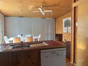 Imagine din galeria proprietății Elegant family home in Croydon near shops and transit 