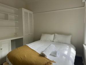 Кровать или кровати в номере Elegant family home in Croydon near shops and transit +11 фотографий