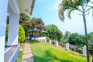 Un jardín fuera de Vythiri Silver Mist Hilltop Villa By VOYE HOMES