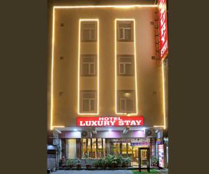 ニューデリーにあるHotel Luxury Suites Near IGI Airportの高級ホテルの看板が掲げられた建物