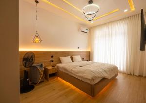 Ένα ή περισσότερα κρεβάτια σε δωμάτιο στο Xentral Luxury 5 Star Apartments