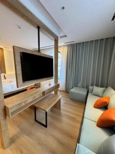 Μια τηλεόραση ή/και κέντρο ψυχαγωγίας στο فندق منسي Monsi Hotel