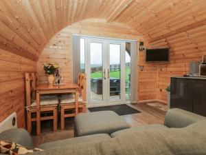 een woonkamer met een bank en een tafel bij Oak in Ulverston