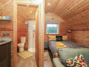 een kleine kamer met een bed in een tiny house bij Oak in Ulverston