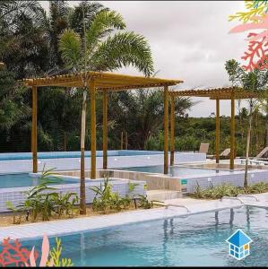 Apartamento térreo com jardim privativo في بارناميريم: مسبح مع جناح بجواره