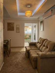 Apartamento térreo com jardim privativo في بارناميريم: غرفة معيشة بها أريكة وطاولة +16 صورة