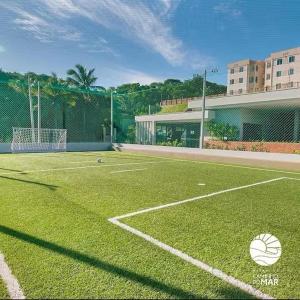 Apartamento térreo com jardim privativo في بارناميريم: ملعب كرة قدم مع كرة قدم في الملعب