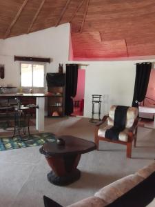 un soggiorno con un divano e un tavolo di Villa 150 mètres Océan a Cap Skirring