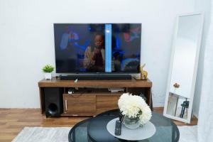 Nawii BNB في إلدوريت: غرفة معيشة مع تلفزيون وطاولة