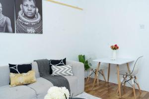 Nawii BNB في إلدوريت: غرفة معيشة بها أريكة وطاولة