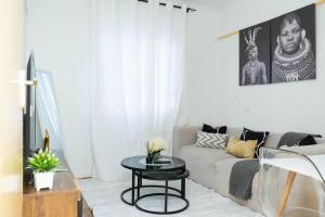 Nawii BNB في إلدوريت: غرفة معيشة بها أريكة وطاولة