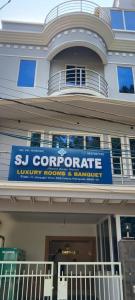 uma casa com uma placa azul no topo em Hotel SJ corporate em Bhubaneshwar