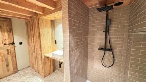 Et badeværelse på Les Framboisiers by Lodji + 10 billeder