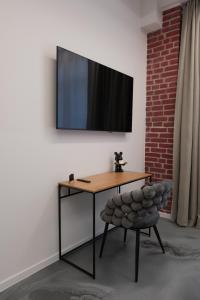 Телевизор и/или развлекательный центр в BillHills Boutique & Design Aparthotel