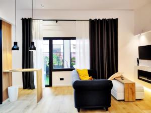 una sala de estar con un sofá y una silla en Increíble apartamento de lujo en Terrassa, en Terrassa