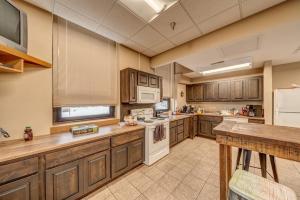 eine große Küche mit Holzschränken und weißen Geräten in der Unterkunft Healing Properties in Sioux Falls