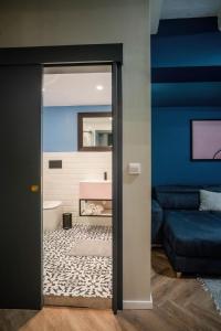une chambre avec une salle de bain avec un mur bleu dans l'établissement RUWTS Valletta Central Maisonette, à La Valette 6 autres photos