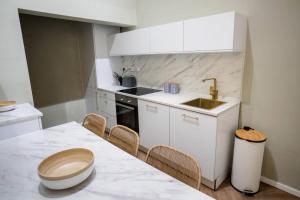 - une cuisine avec une table, un lavabo et des toilettes dans l'établissement RUWTS Valletta Central Maisonette, à La Valette