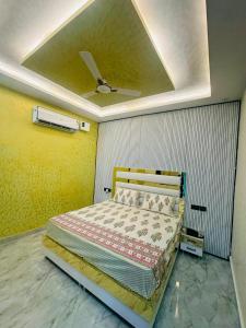 a bedroom with a bed with a ceiling at Cloud in Karnāl