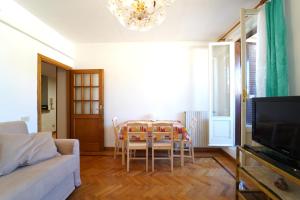 Una televisión o centro de entretenimiento en Attico sui Monti