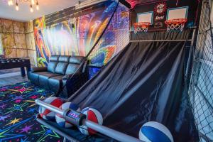 een sportschool met een net en een basketbalring bij Amazing Paradiso Urbano: Pool - Hot Tub - GameRoom in San Diego