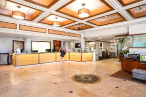 KBM Resorts FREE CAR Maui Kaanapali Villas Renovated Studio Near Beach Central AC MKV-B247 في كانابالي: امرأة تقف في بهو الفندق +104 صور