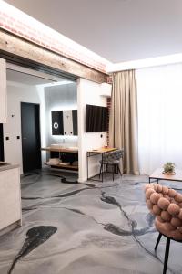 Телевизор и/или развлекательный центр в BillHills Boutique & Design Aparthotel