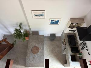 vista sul soffitto di un soggiorno con pianta di Global Chill Farm Loft a Rogil