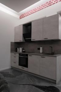 Кухня или мини-кухня в BillHills Boutique & Design Aparthotel
 +70 фотографий