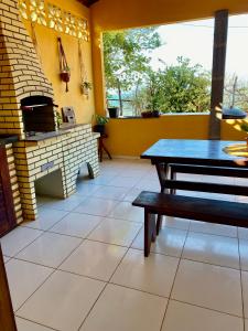 patio con tavolo e forno in mattoni di Casa da Helô a Icapuí Altre 8 foto