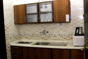 Kuchyň nebo kuchyňský kout v ubytování Dar Al Khaleej Hotel Apartments
