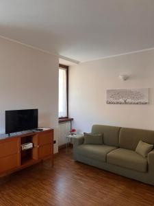a living room with a couch and a flat screen tv at Da Zia Mery in Edolo